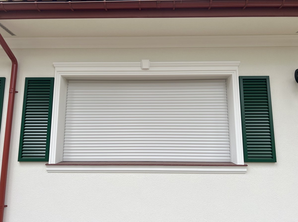 rolety zewnętrzne zamaskowane styropianową sztukaterią