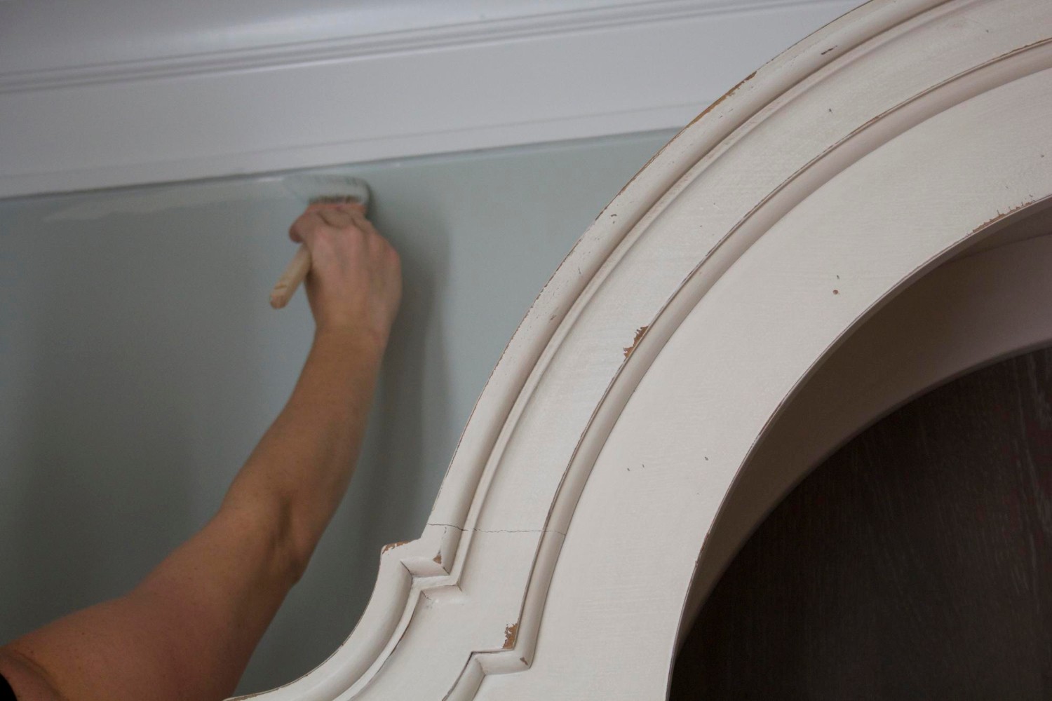 malowanie sztukaterii przysufitowej