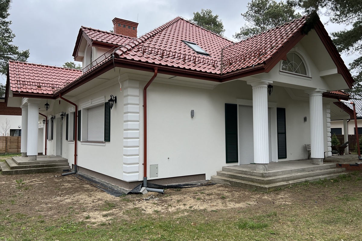 dom ozdobiony boniami elewacyjnymi