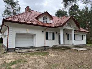 Dom z kolumnami styropianowymi